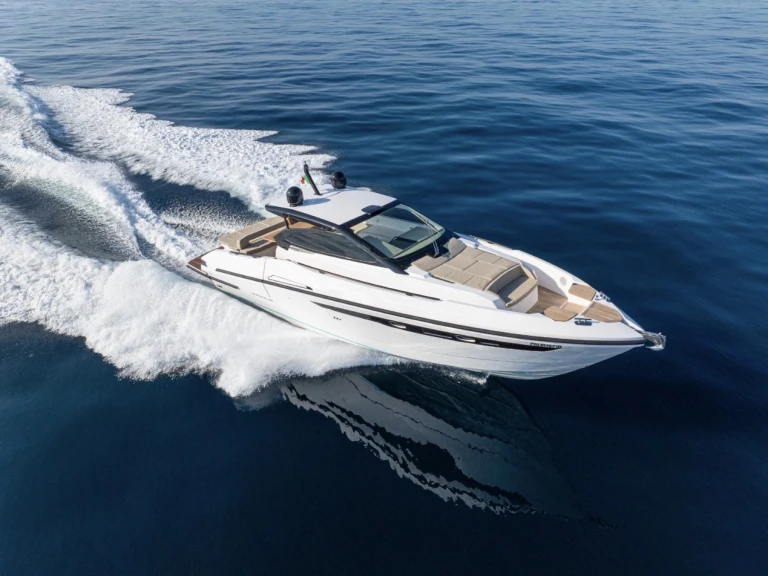 Louer Bateau à moteur avec ou sans skipper Ryo à Naples