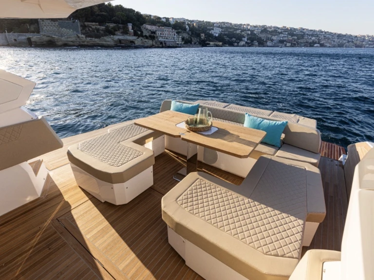 Bateau à moteur à louer à Naples au meilleur prix