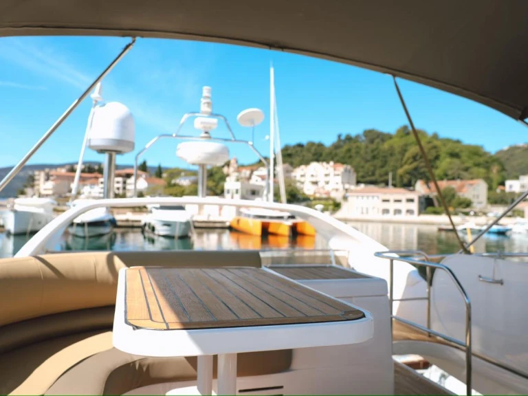 Bateau à moteur à louer à Tivat au meilleur prix