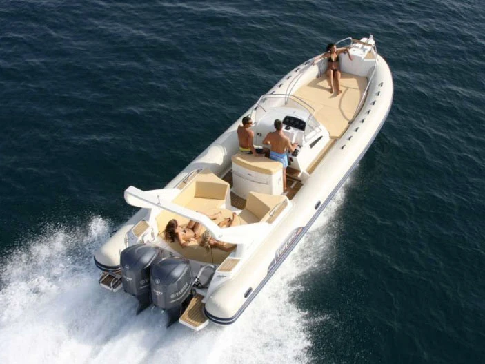 Semi-rigide à louer à Porto-Vecchio au meilleur prix