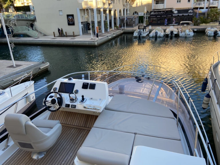 Location bateau Prestige Yachts 420 FLY à Saint-Raphaël sur Samboat