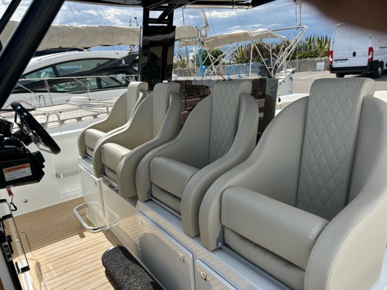 Louez un De Antonio D42 à Antibes