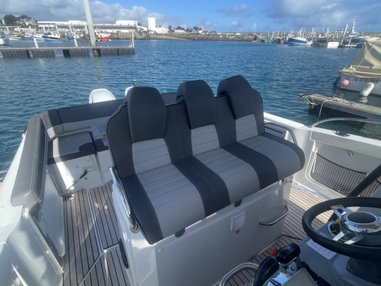 Location bateau Jeanneau Cap Camarat 9.0 CC à Saint-Quay-Portrieux sur Samboat