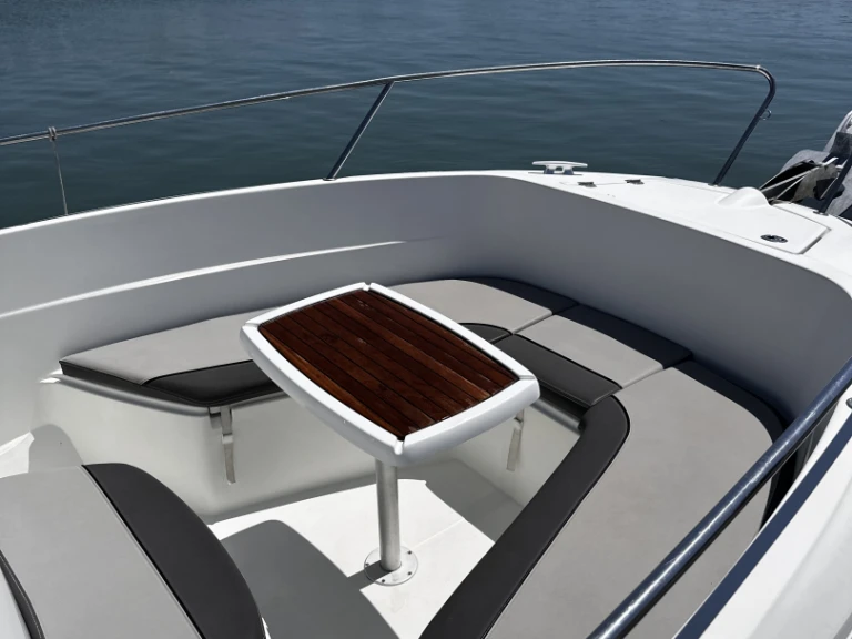 Location bateau Jeanneau Cap Camarat 7.5 CC Serie 2 à Saint-Gilles-Croix-de-Vie sur Samboat