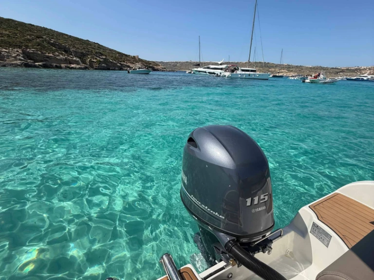 Karel Ithaca 550 a louer à Xemxija