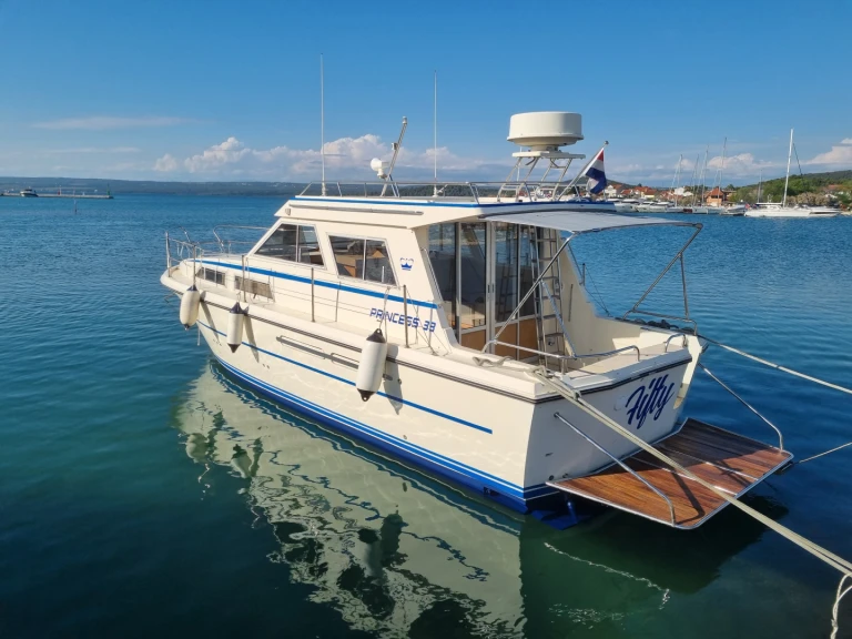 Location Bateau à moteur Princess avec permis