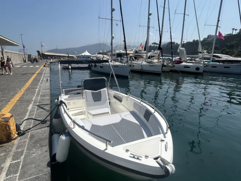 Bateau à moteur à louer à Castellammare di Stabia au meilleur prix