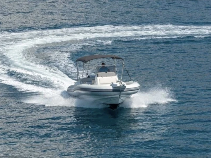 Location Semi-rigide à Fréjus - Wellcraft Martinique 2600
