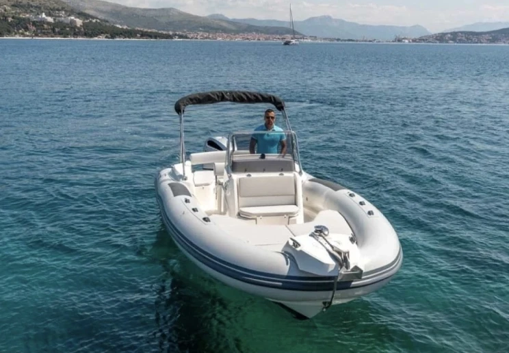 Louer Semi-rigide avec ou sans skipper Wellcraft à Fréjus
