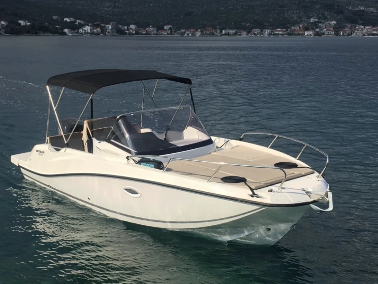 Louez un Quicksilver Activ 675 Sundeck à Marseille