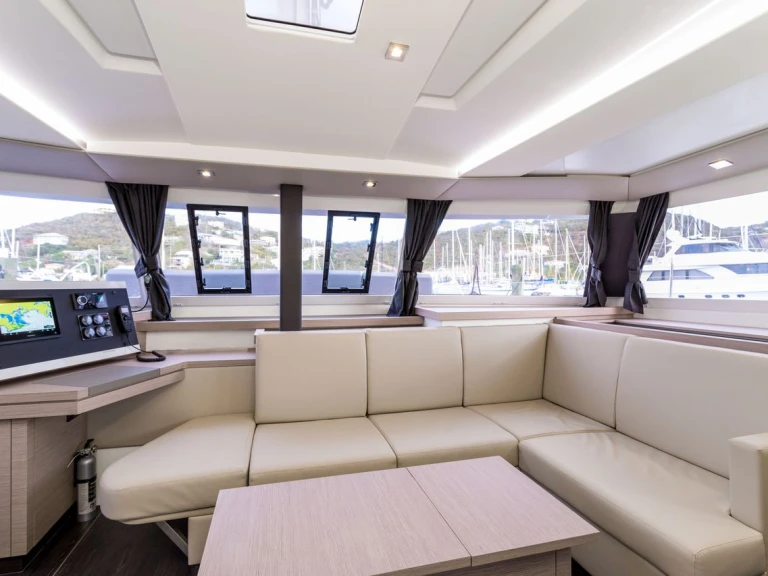 Location bateau Fountaine Pajot Astrea 42 à Tortola sur Samboat