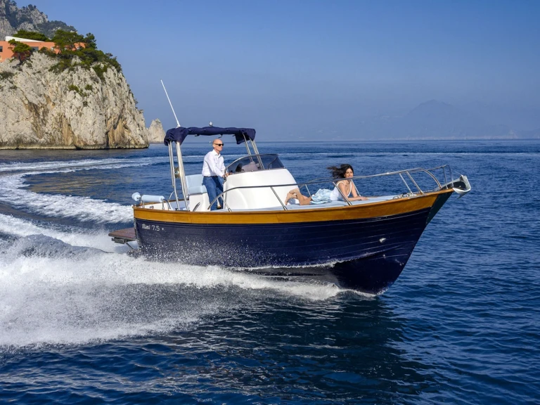 Mimi LIBECCIO 7.5 wa a louer à Port Grimaud