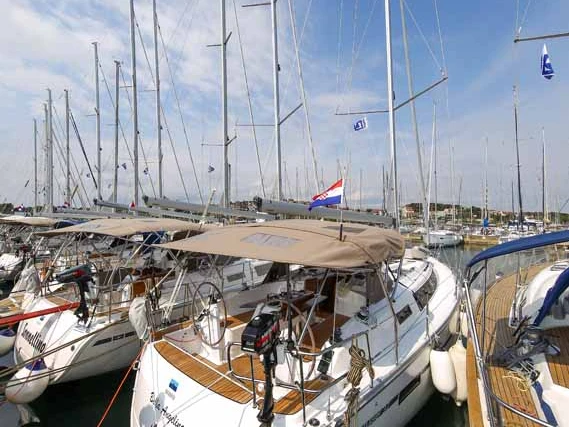 Louez un Bavaria Cruiser 37 à Pula
