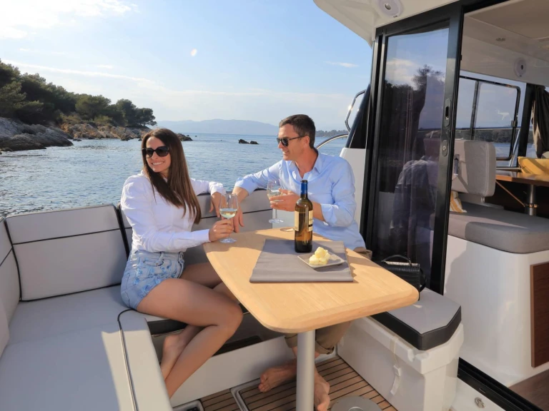 Louer Bateau à moteur avec ou sans skipper Jeanneau à Bacoli