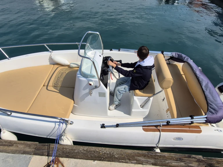 Louer Bateau à moteur avec ou sans skipper BLU LINE à La Spezia
