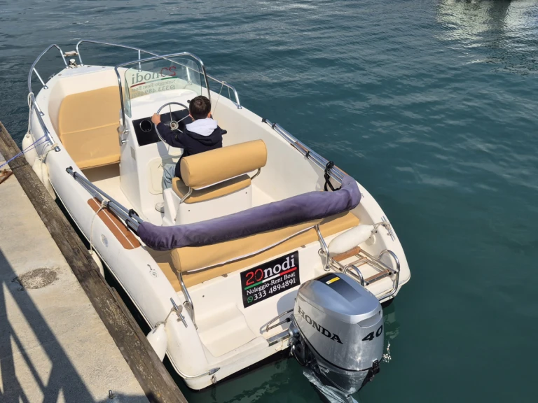 Location Bateau à moteur BLU LINE avec permis