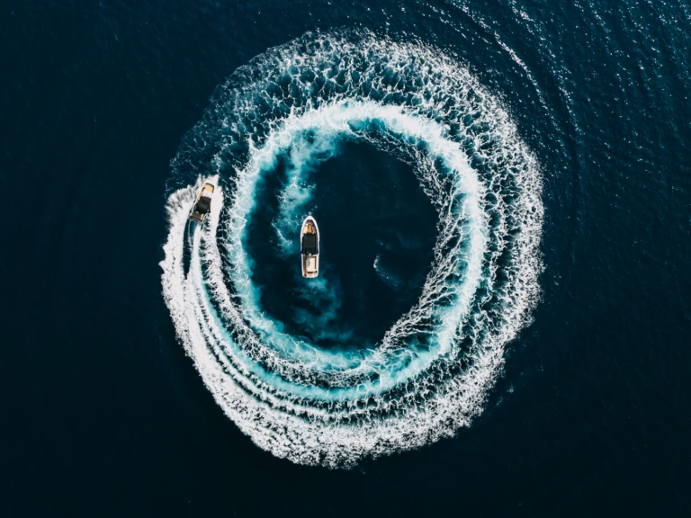 Louez un Alesta Raptor Excursion à Mílos