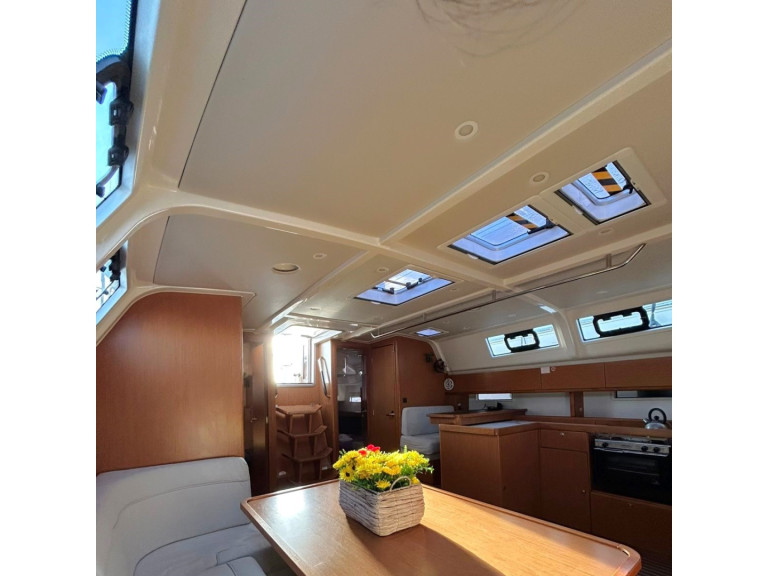 Louez un Bavaria Bavaria Cruiser 51 (5 cab.) à Álimos