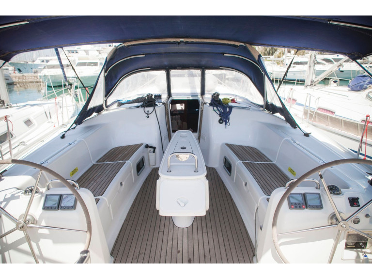 Louer Voilier avec ou sans skipper Bénéteau à Adamantas