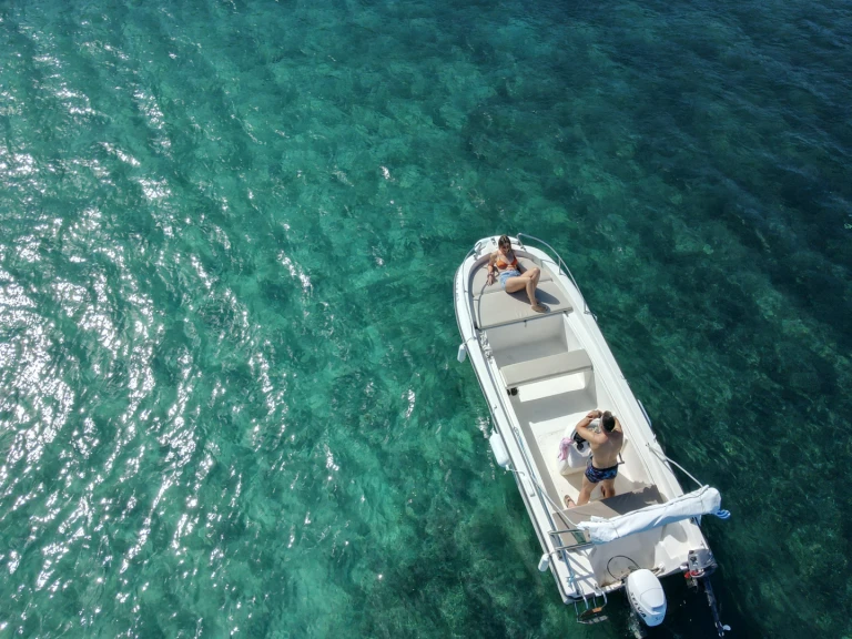 Location Bateau à moteur Nireus avec permis