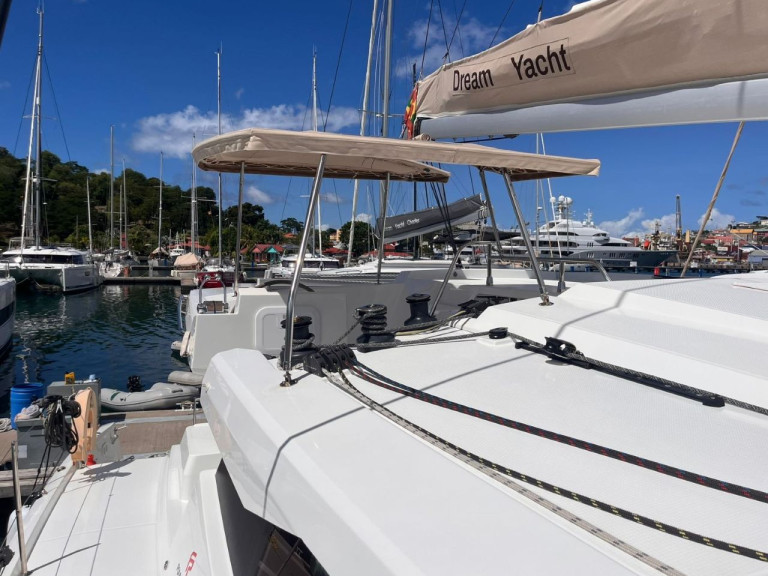 Location bateau Fountaine Pajot Astrea 42 à Le Marin sur Samboat