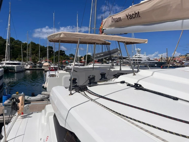 Location bateau Fountaine Pajot Astrea 42 à Le Marin sur Samboat