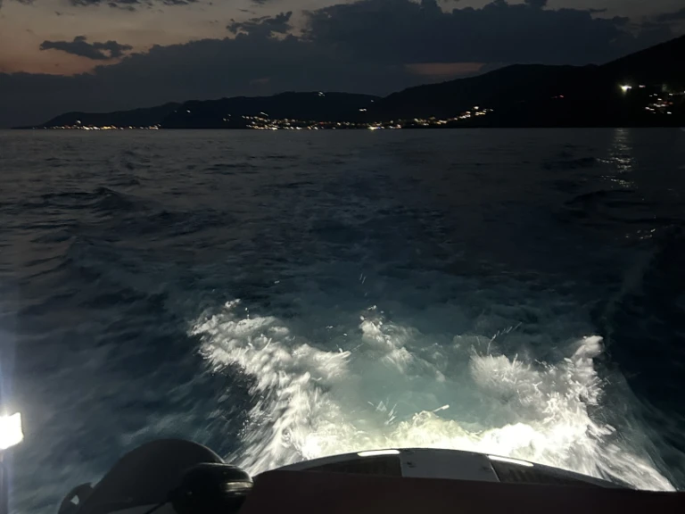 Location à Castellammare di Stabia - Pirelli Pzero 880 Sport sur SamBoat