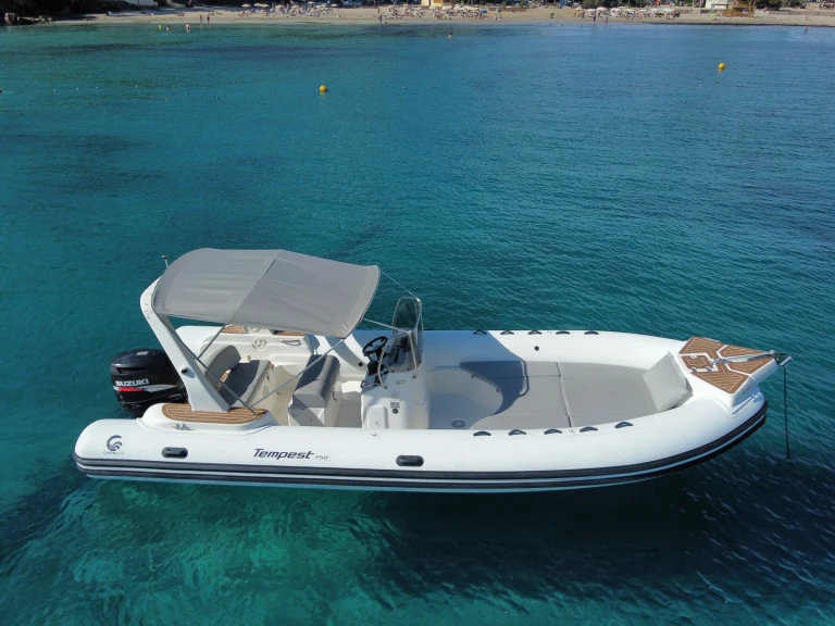 Capelli Tempest 750 a louer à Santa Eulària des Riu