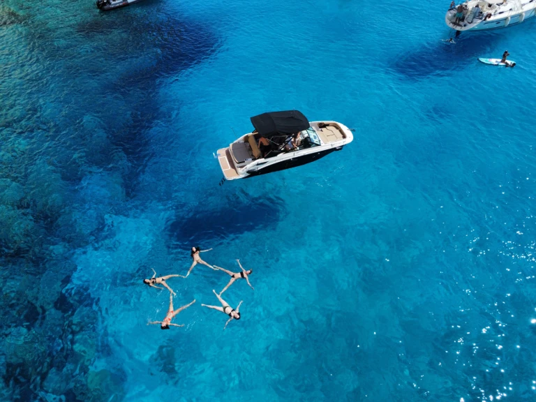 Bateau à moteur à louer à Mílos au meilleur prix