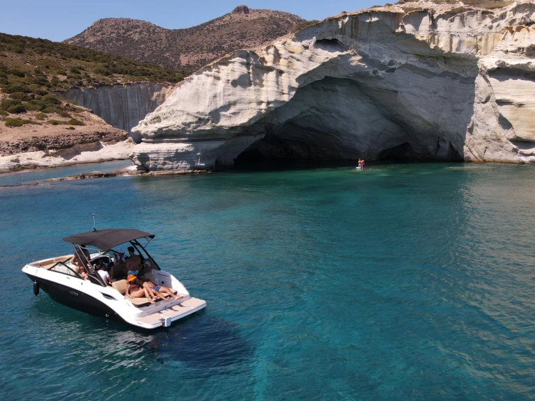 Louez un Sea Ray SDX 250 à Mílos