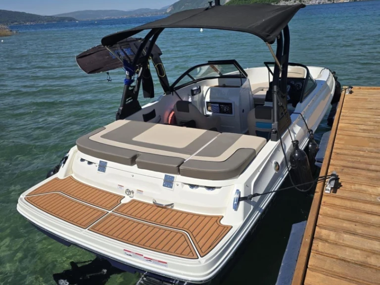 Louer Bateau à moteur avec ou sans skipper Bayliner à Annecy