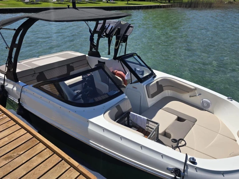 Bateau à moteur à louer à Annecy au meilleur prix
