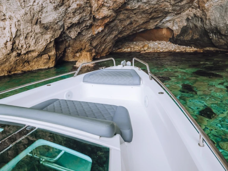 Location bateau Axopar Axopar 37 T-Top à Alyki sur Samboat