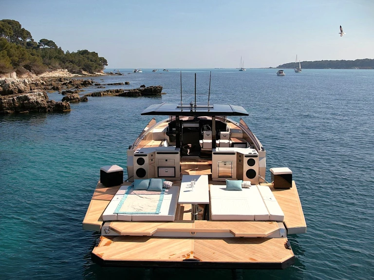 Location Bateau à moteur Alium Yachts avec permis