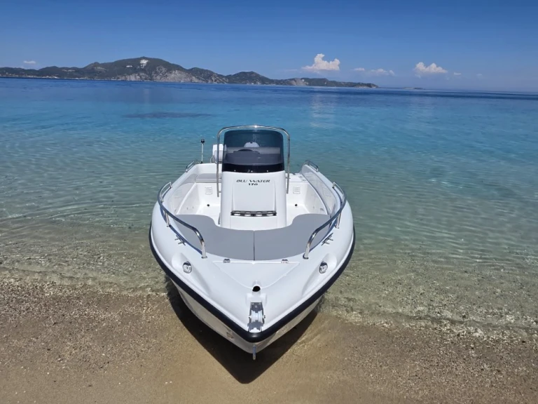 Bateau à moteur à louer à Kerí au meilleur prix