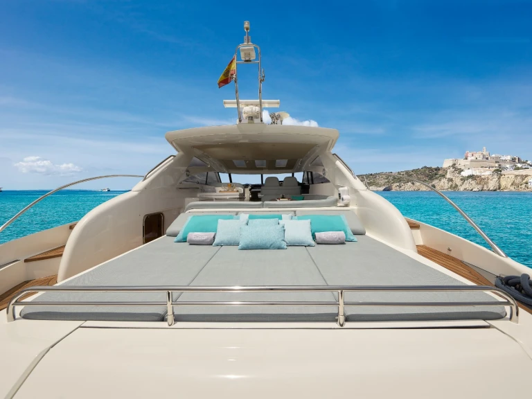 Louer Bateau à moteur avec ou sans skipper Princess à Marina Botafoch