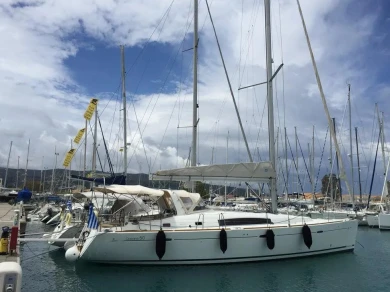 Sailboat to hire Álimos at the best price