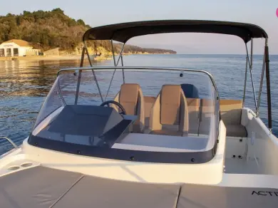 Location à Kolýmpia - Quicksilver Activ 675 Sundeck sur SamBoat