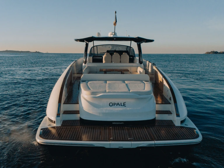 Location bateau Port Grimaud pas cher Solaris Power Coupé 52