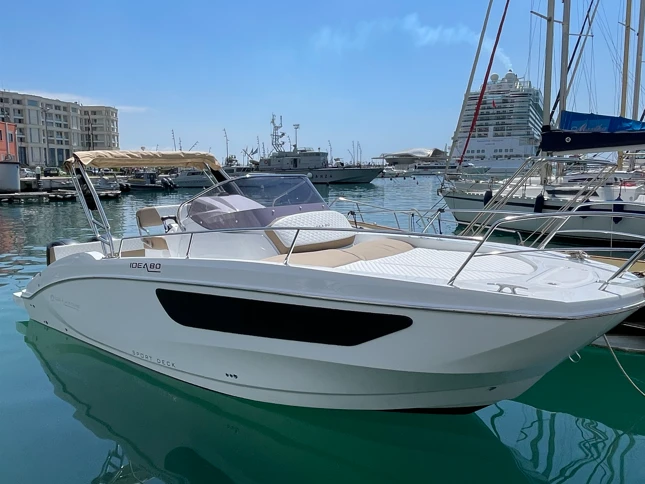 Bateau à moteur à louer à Port de Salerne au meilleur prix