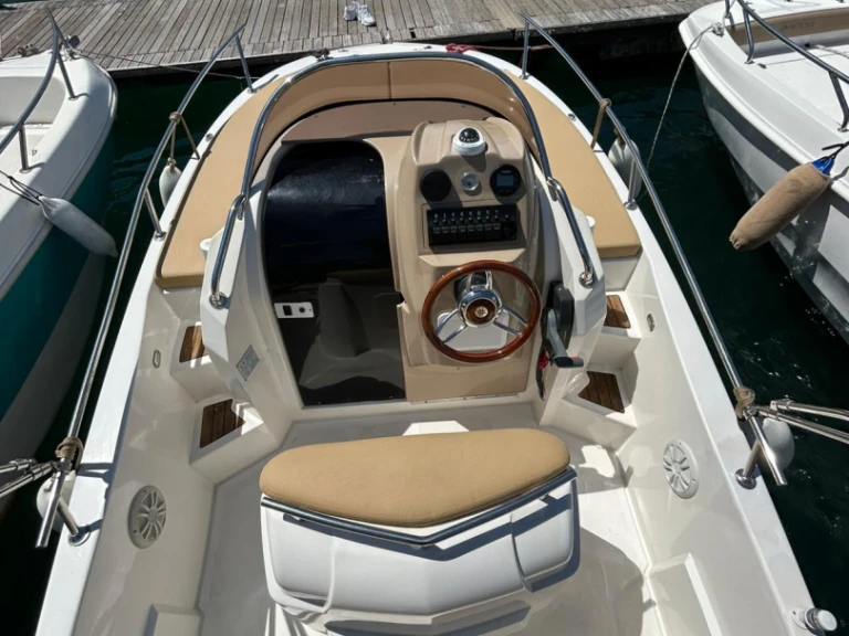 Location Bateau à moteur Romar avec permis