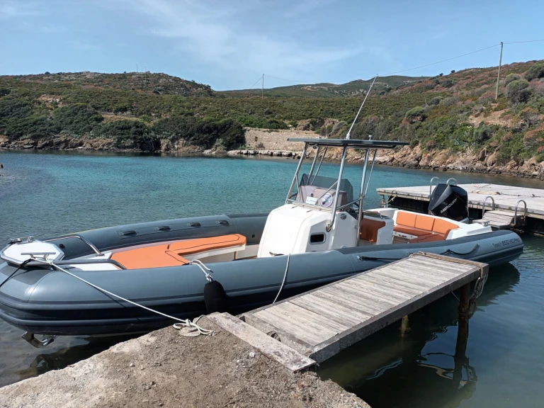 Location Semi-rigide Marlin Boat avec permis