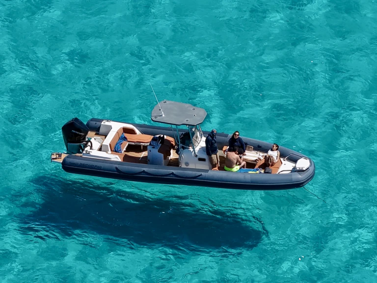 Semi-rigide à louer à Porto di Stintino au meilleur prix