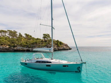 Bénéteau Oceanis 41.1 charter bareboat or skippered in  Álimos