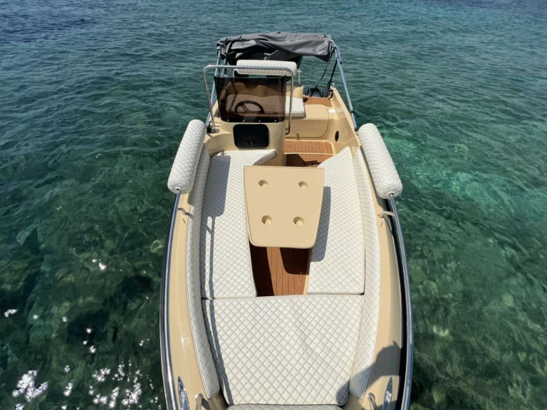 Louer Bateau à moteur avec ou sans skipper ISATEK TEKNE à Glyfáda