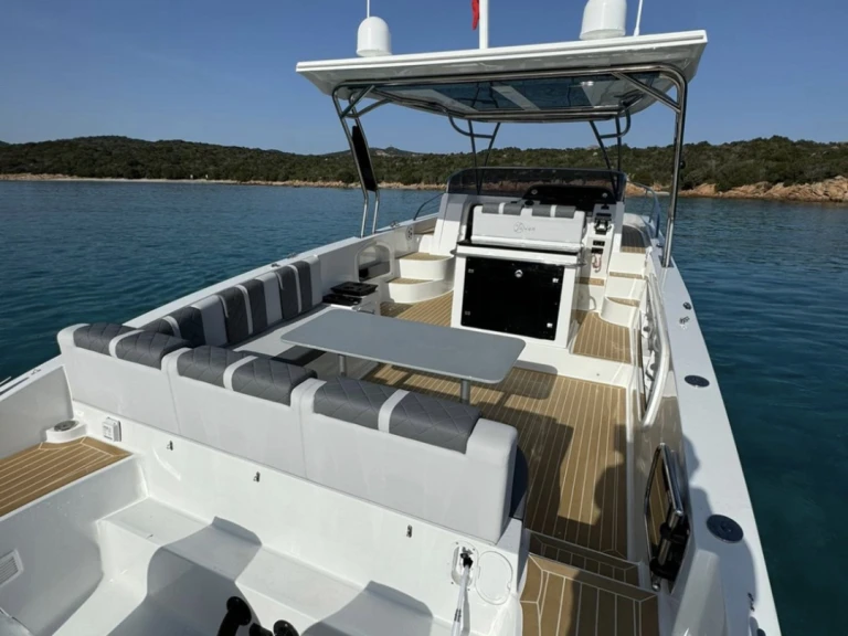 Bateau à moteur à louer à Marina di Portisco au meilleur prix