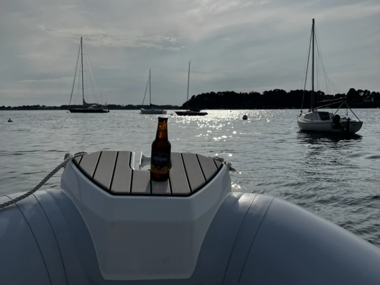 Louer Semi-rigide avec ou sans skipper Zodiac à Arzon