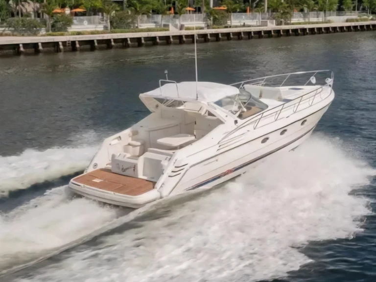 Location Bateau à moteur Sealine avec permis