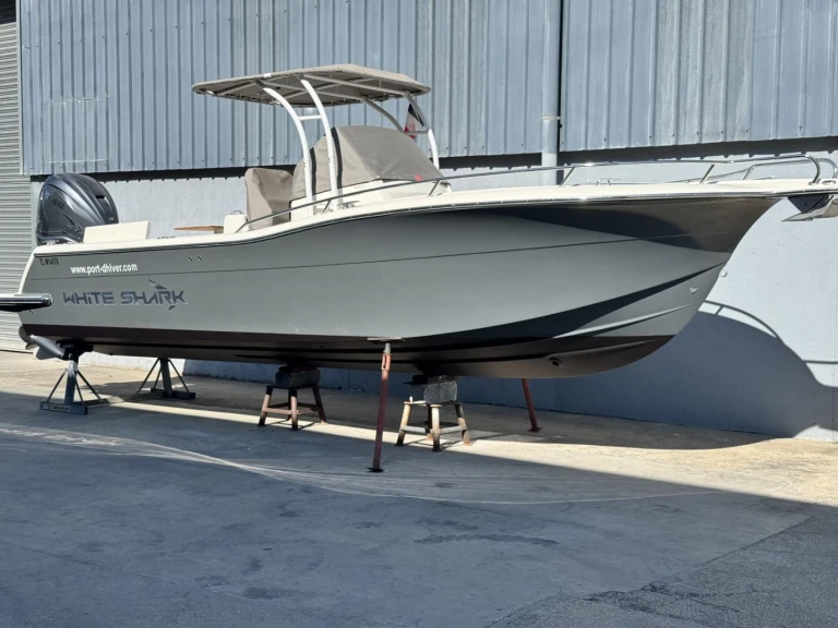Louer Bateau à moteur avec ou sans skipper White Shark à Bandol
