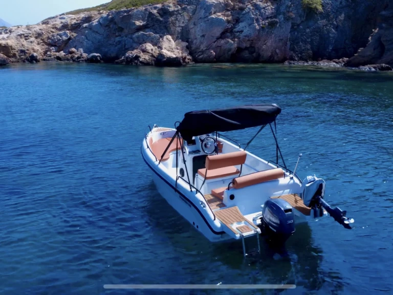 Bateau à moteur à louer à Anávyssos au meilleur prix
